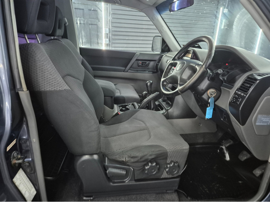 2005 Mitsubishi Shogun - image 9