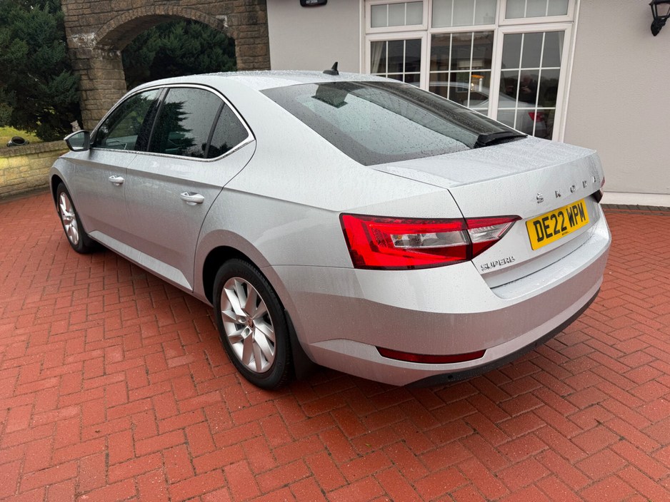 2022 Skoda Superb - image 8