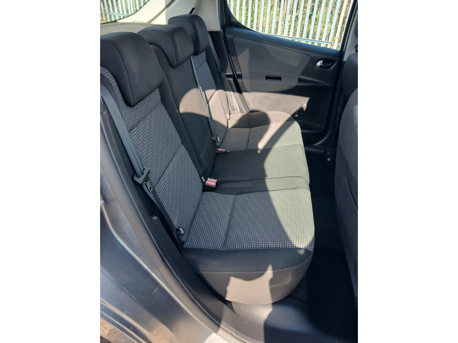 2011 Peugeot 207 - image 9