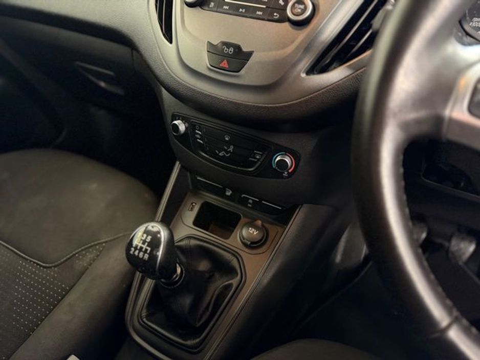 2022 Ford Transit Courier - image 9