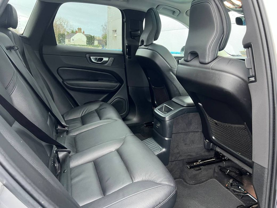 2023 Volvo XC60 T6 PLUS DARK AWD 2.0 HYBRID // OPENING PAN ROOF // HEATED LEATHER SEATS // APPLE CARPLAY/ANDROID AUTO €39,900