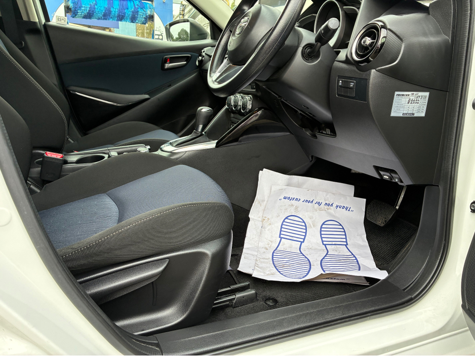 2016 Mazda Demio - image 9