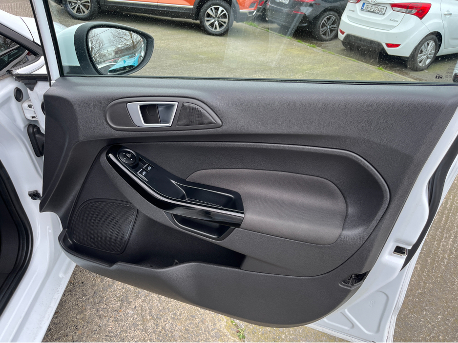 2016 Ford Fiesta - image 12