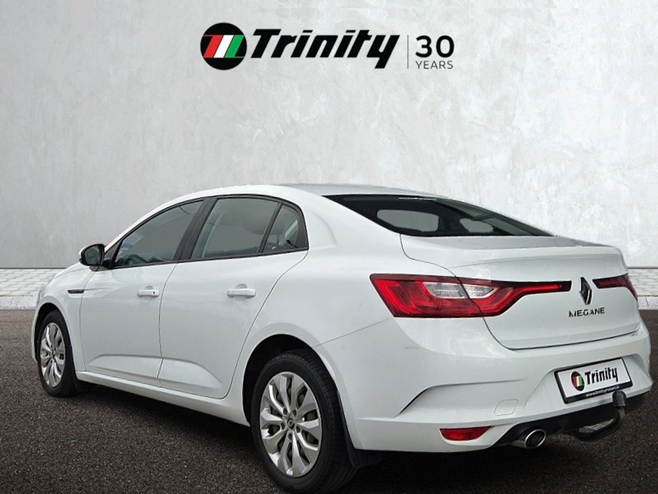 2019 Renault Megane - image 3