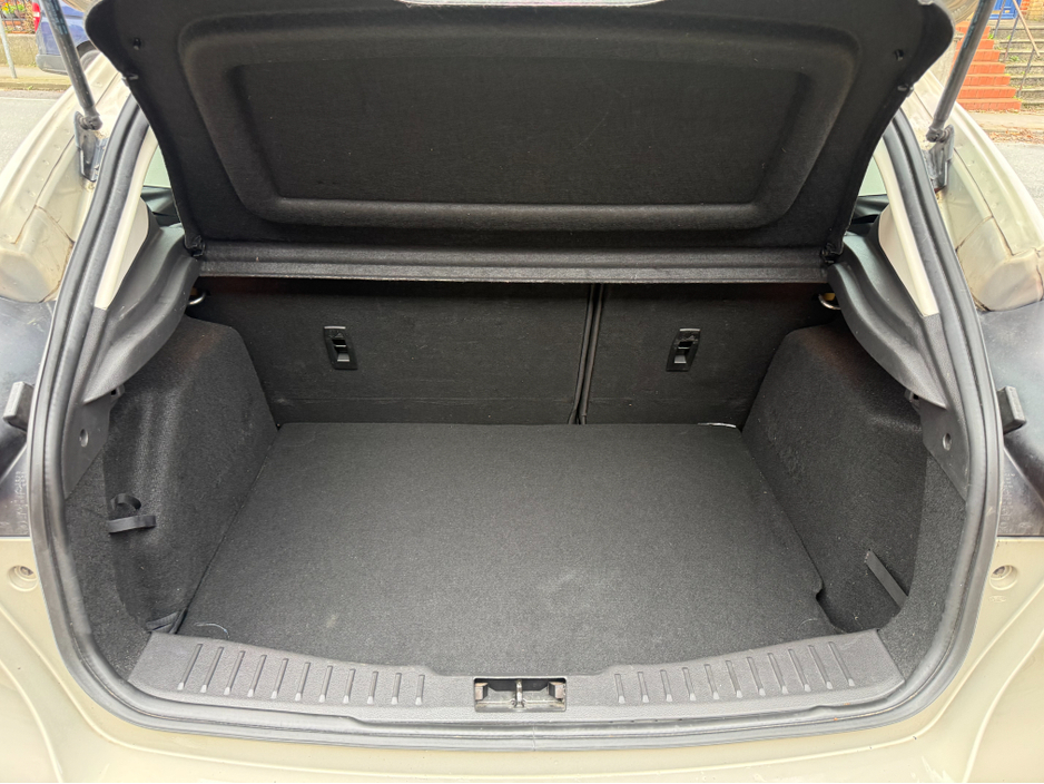 2016 Ford Focus - image 11