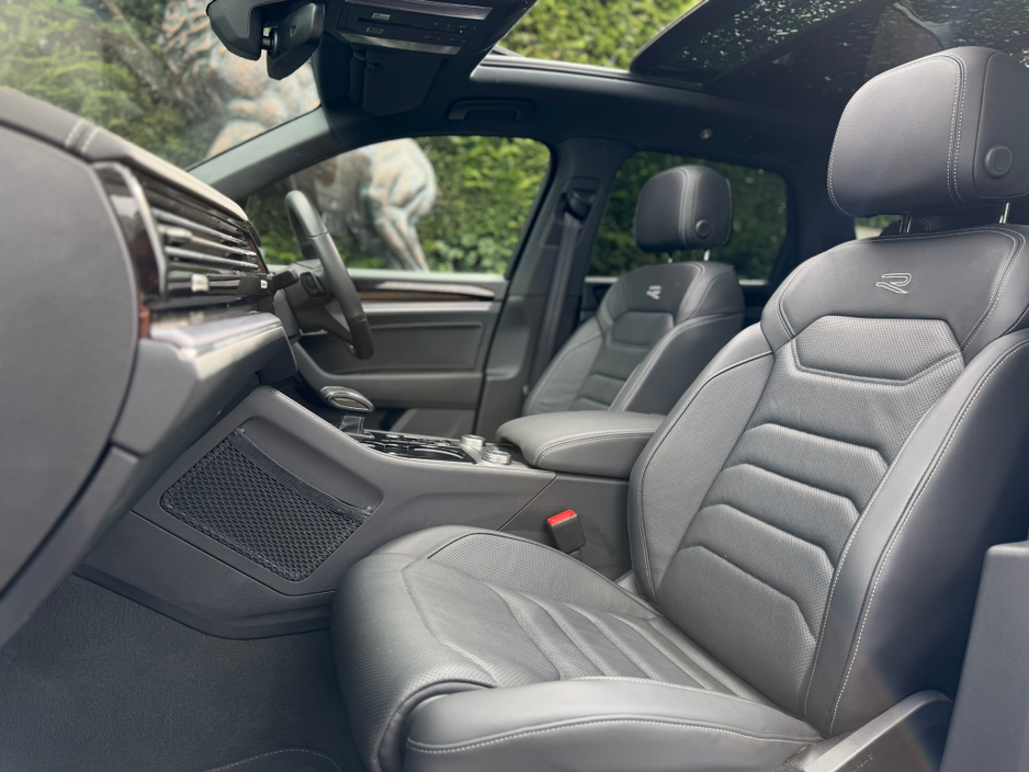 2025 Volkswagen Touareg - image 8