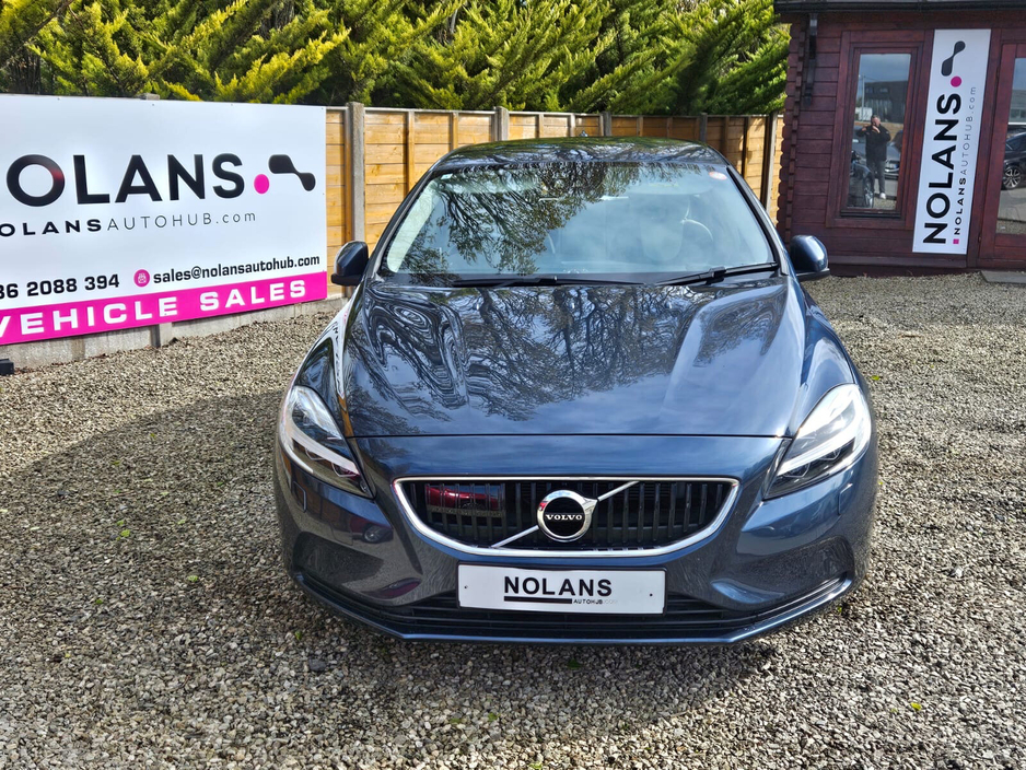 2019 Volvo V40 - image 5