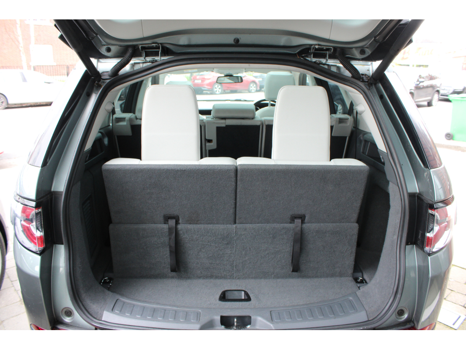 2015 Land Rover Discovery - image 11