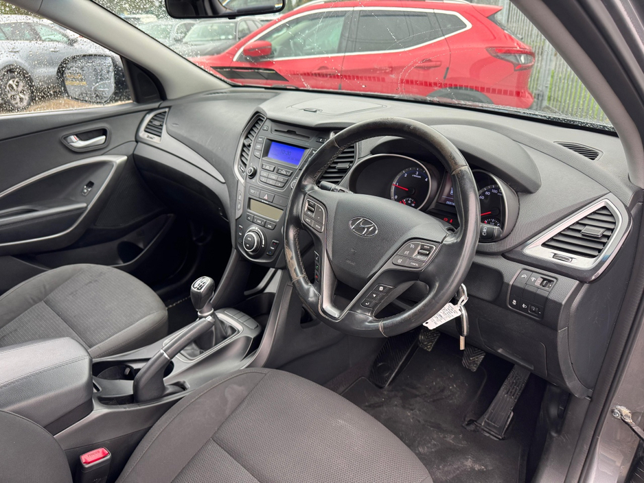 2016 Hyundai Santa Fe - image 9