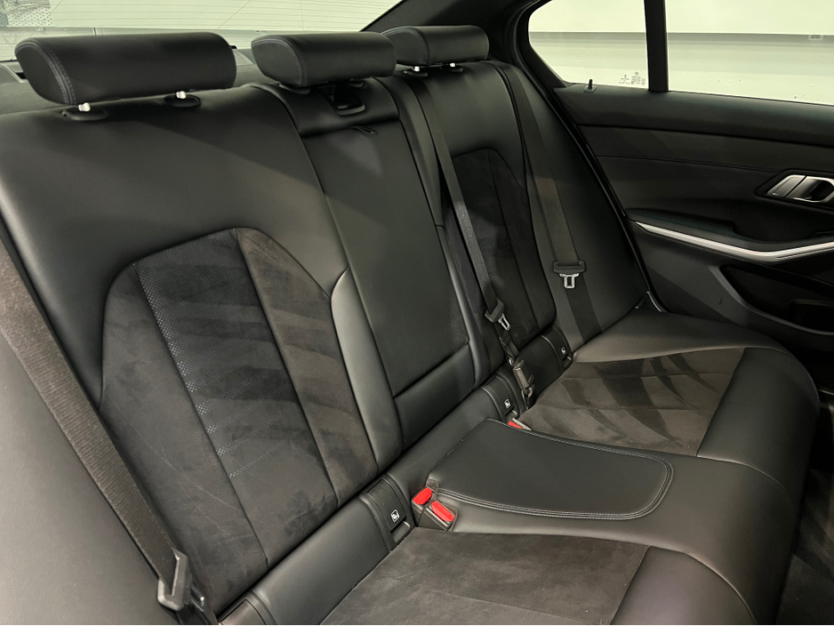 2023 BMW 3 Series - image 19