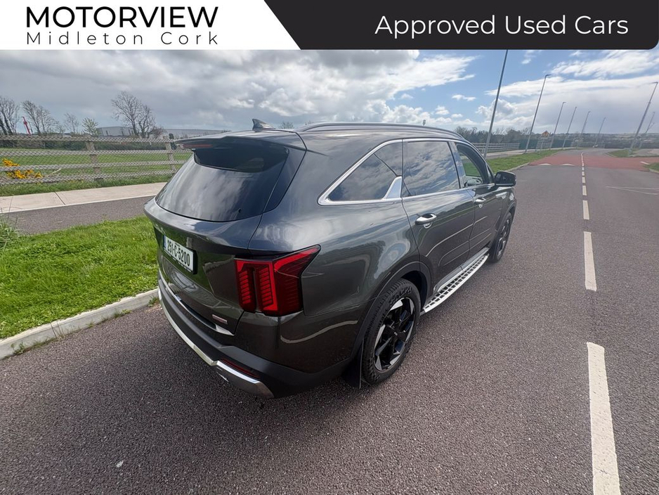 2025 Kia Sorento - image 3