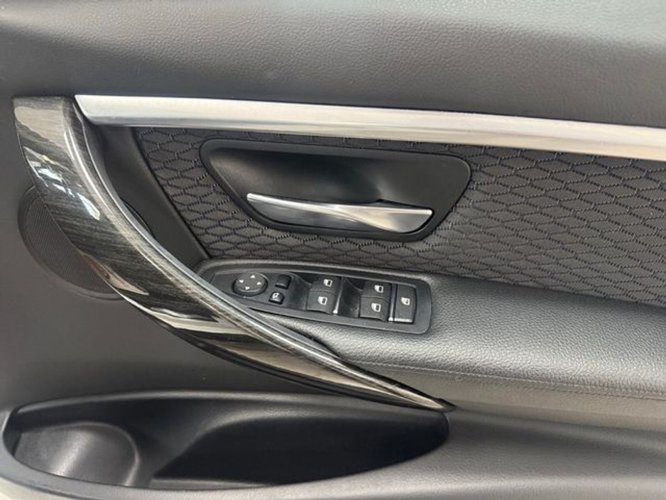 2016 BMW 3 Series - image 12