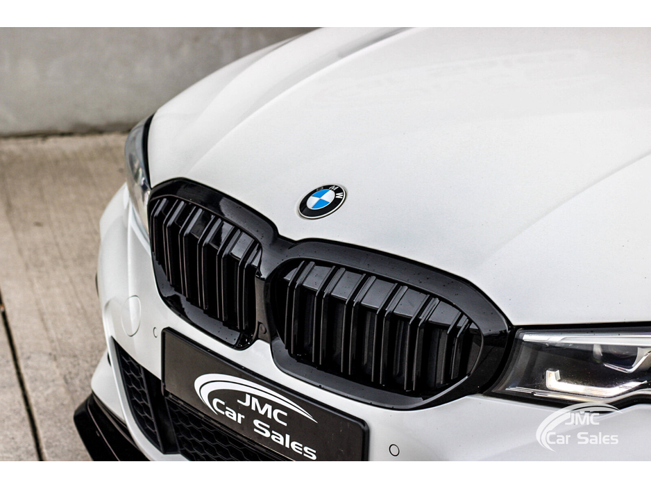 2020 BMW 3 Series - image 3