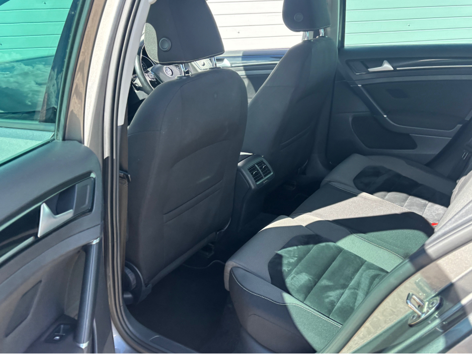 2015 Volkswagen Golf - image 15