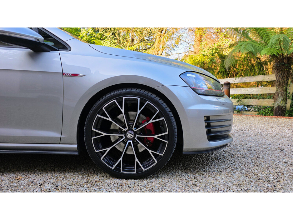 2014 Volkswagen Golf - image 13