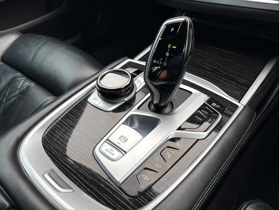 2020 BMW 7 Series - image 25