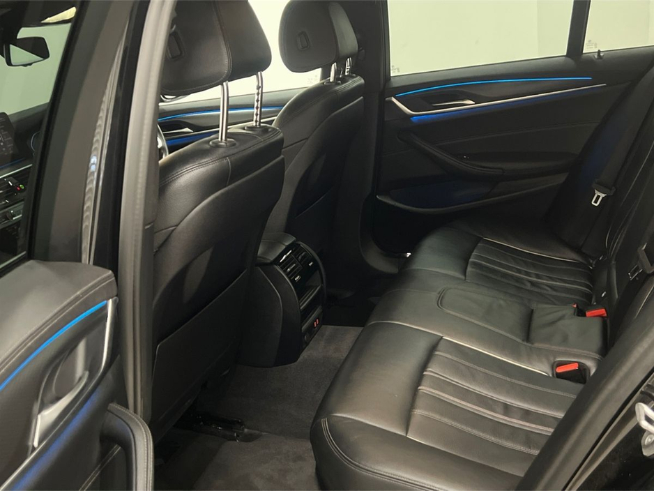2021 BMW 5 Series - image 11