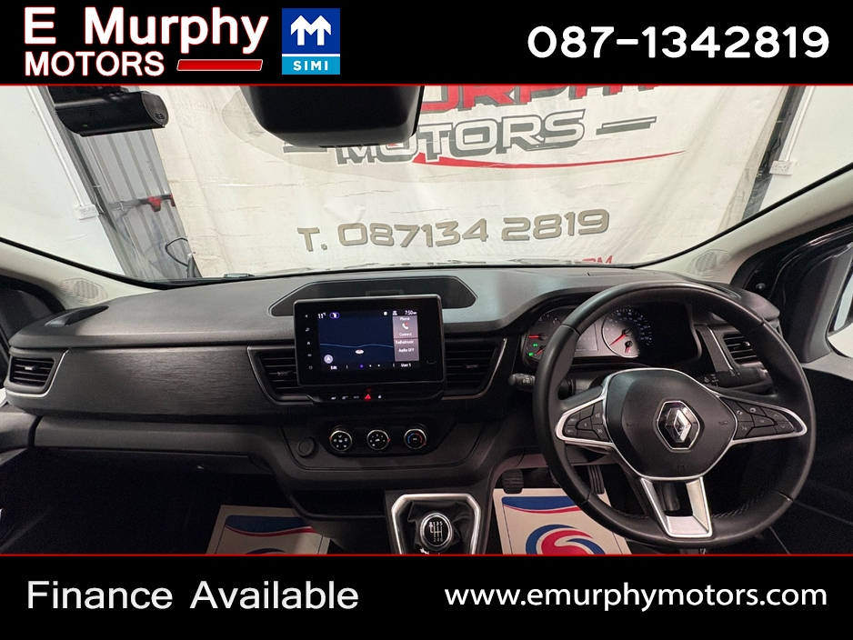 2023 Renault Trafic - image 13