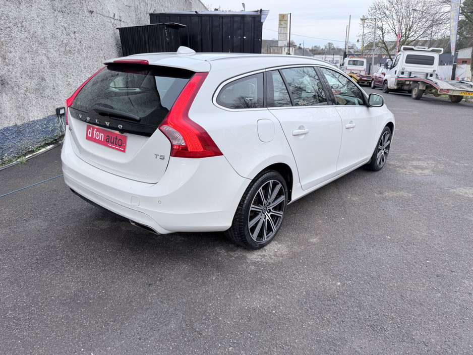 2015 Volvo V60 - image 9
