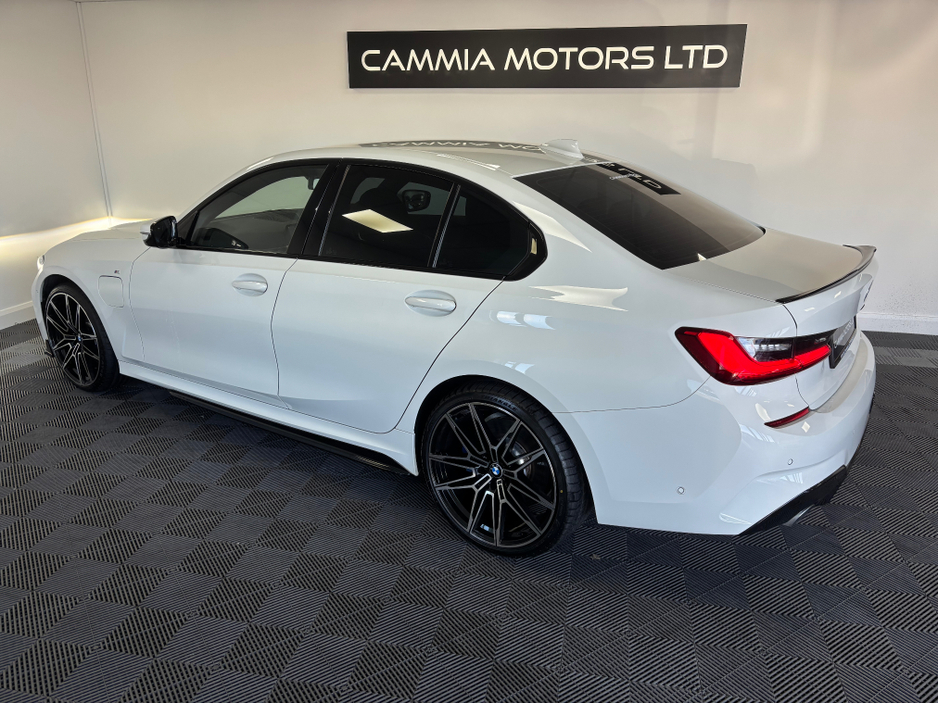 2020 BMW 3 Series - image 2