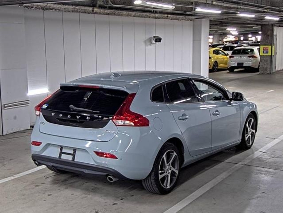 2018 Volvo V40 2.0 D4 MOMENTUM AUTOMATIC **TOP SPEC / 17" ALLOYS / ADAPTIVE CRUISE CONTROL / BLIND SPOT ASSIST / ELECTRIC & MEMORY FRONT SEATS / HALF LEATHER / HEATED FRONT SEATS / LED HEADLIGHTS / REVERSE CAMERA** €17,900