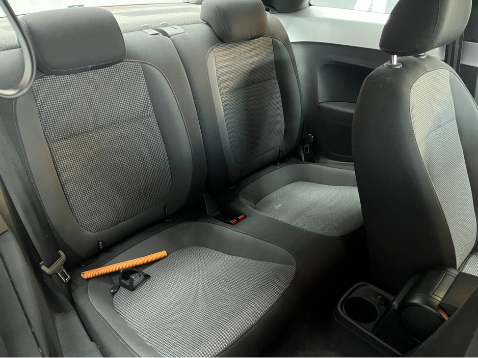 2013 Volkswagen Beetle - image 11