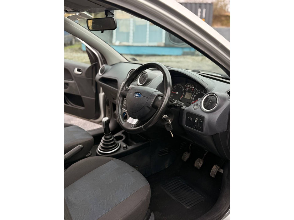 2007 Ford Fiesta - image 28