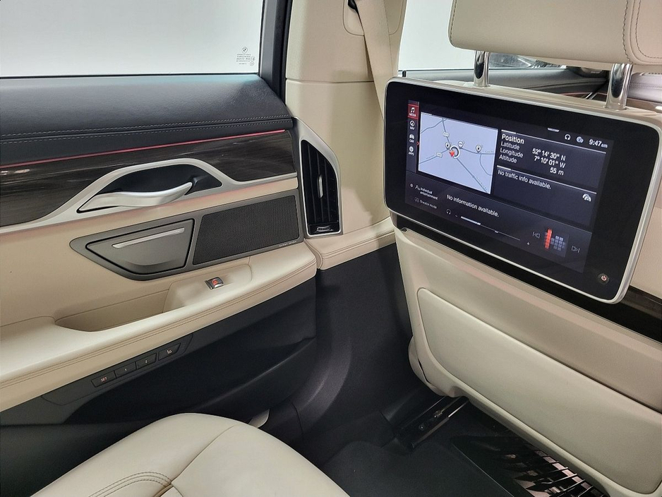 2020 BMW 7 Series - image 29