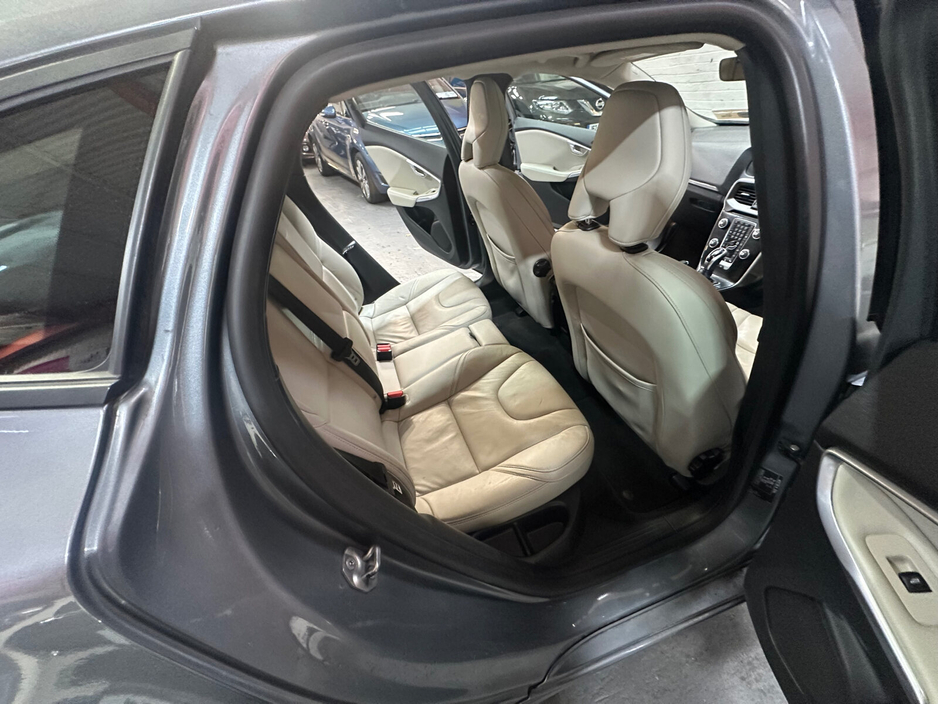 2019 Volvo V40 D3 (150hp) Momentum Edition Geartronic €15,888