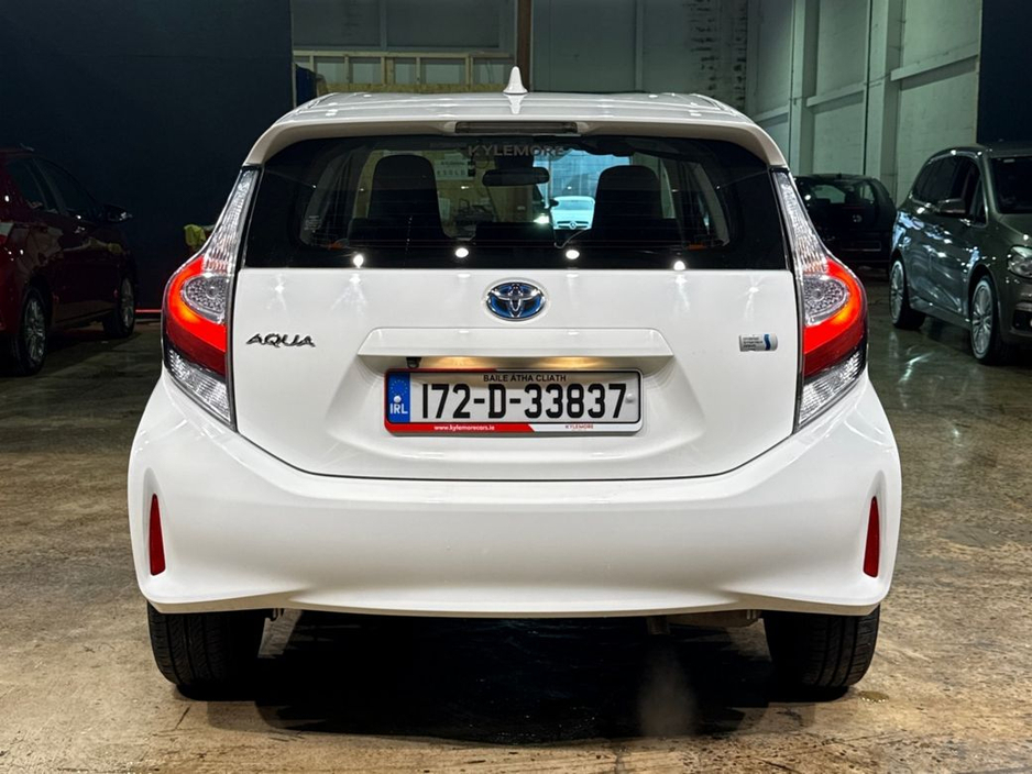 2017 Toyota Aqua - image 4