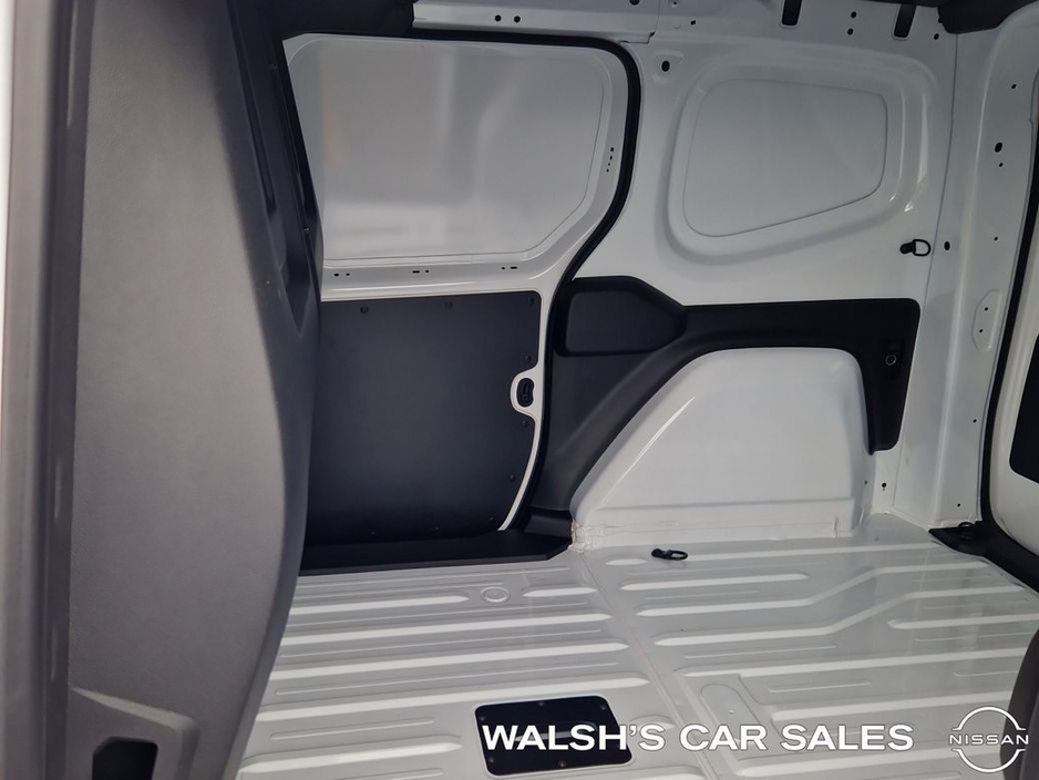 2025 Nissan Townstar - image 13