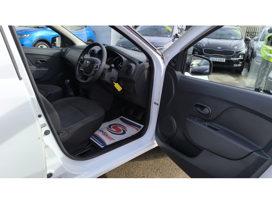 2017 Dacia Sandero - image 8