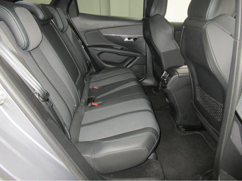 2021 Peugeot 3008 - image 13