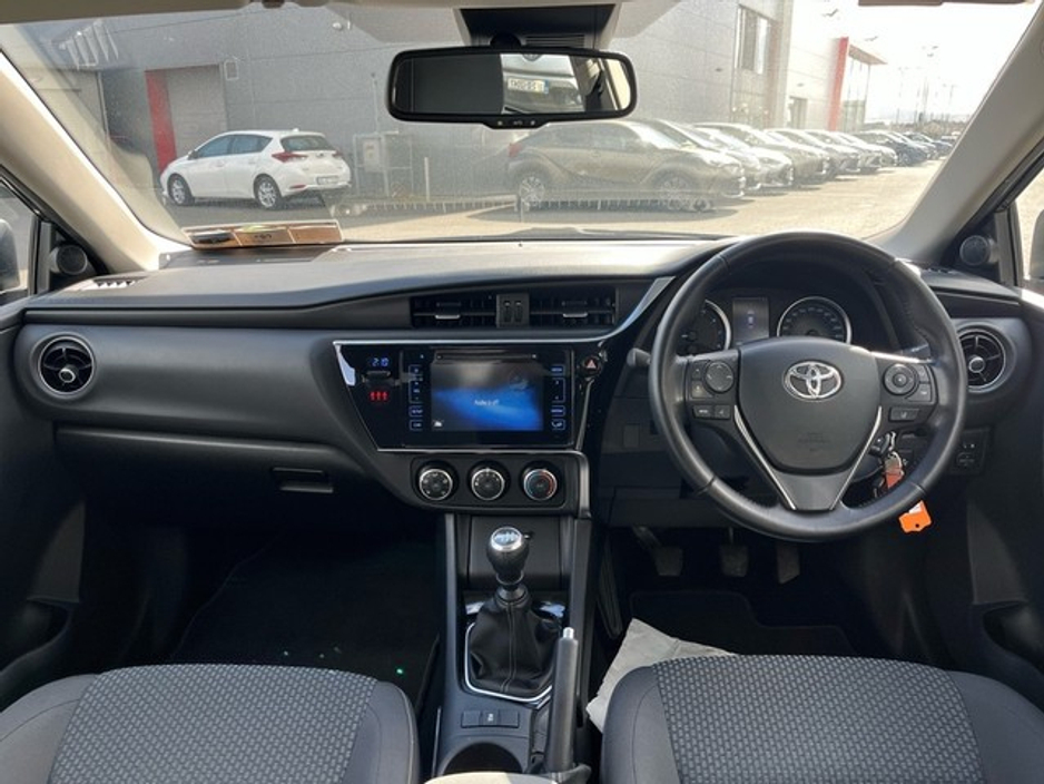 2017 Toyota Corolla - image 8