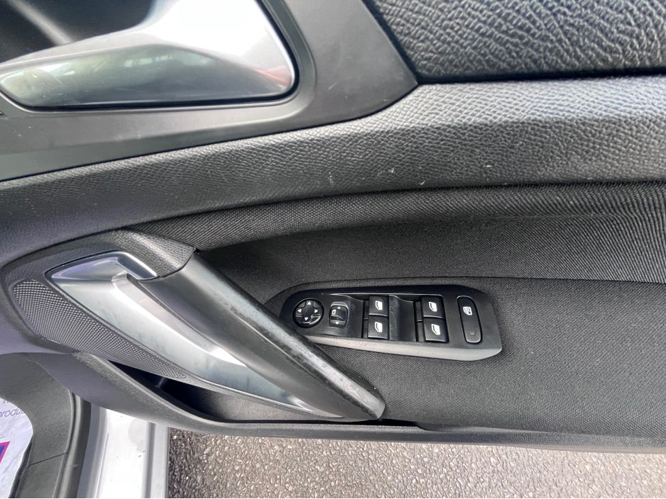 2016 Peugeot 308 - image 18