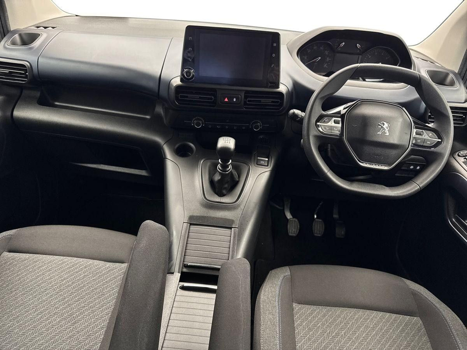 2023 Peugeot Rifter - image 8