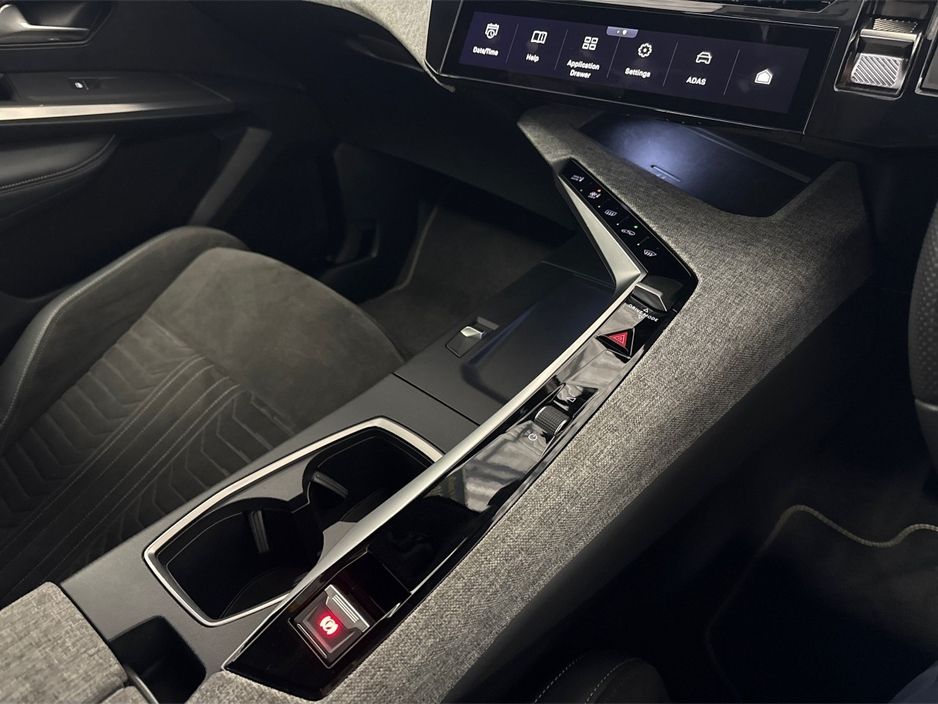 2025 Peugeot 3008 GT EV**DIGITAL DASH**TOUCH SCREEN MEDIA**APPLE CAR PLAY**HEATED SEATS**HEATED STEERING WHEEL**ELECTRIC TAILGATE**CRUISE CONTROL**MULTIFUNCTIONAL STEERING WHEEL**REVERSE CAMERA**PARKING SENSORS** €35,995