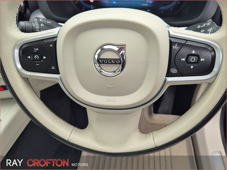 2022 Volvo XC60 - image 17