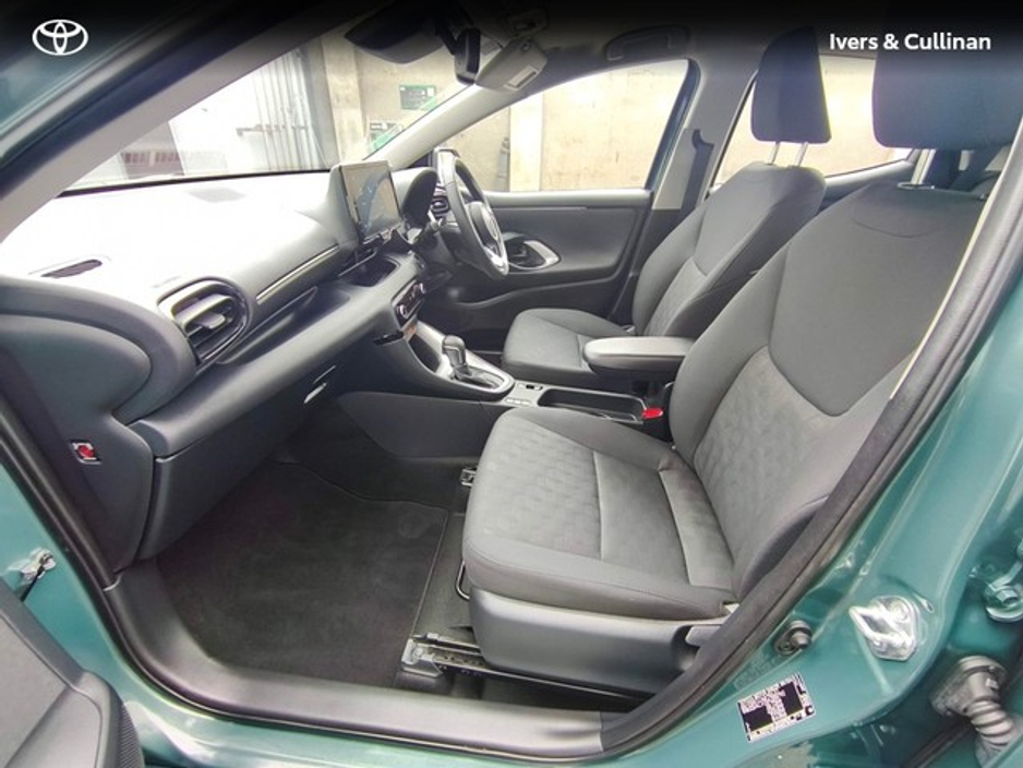 2025 Toyota Yaris - image 5