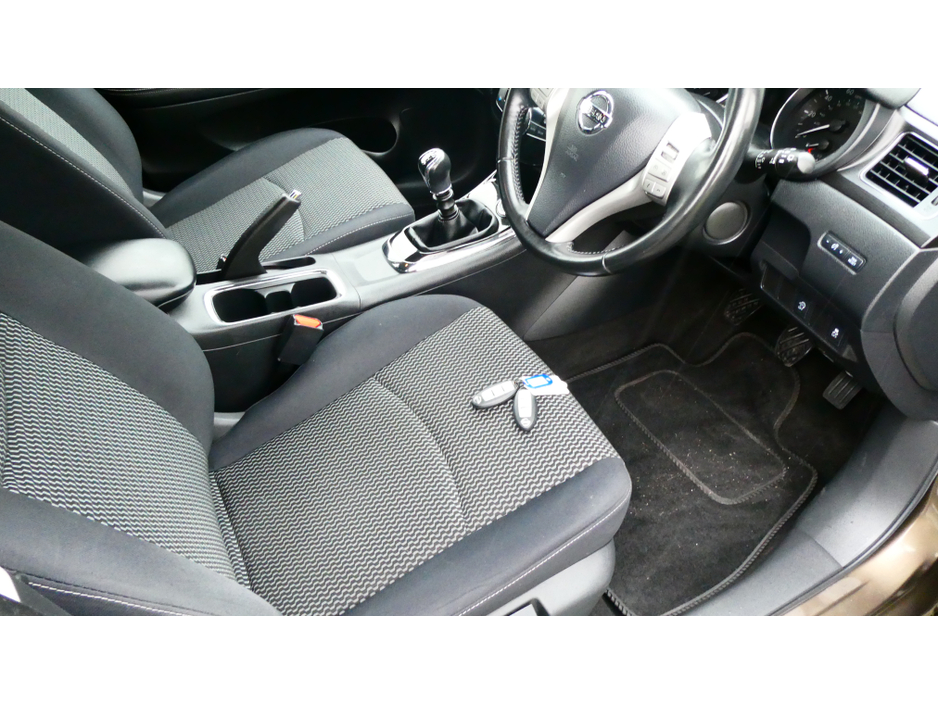 2015 Nissan Pulsar - image 9