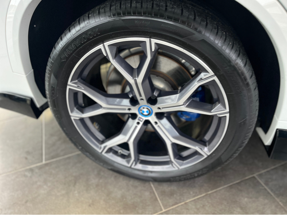 2022 BMW X5 - image 4