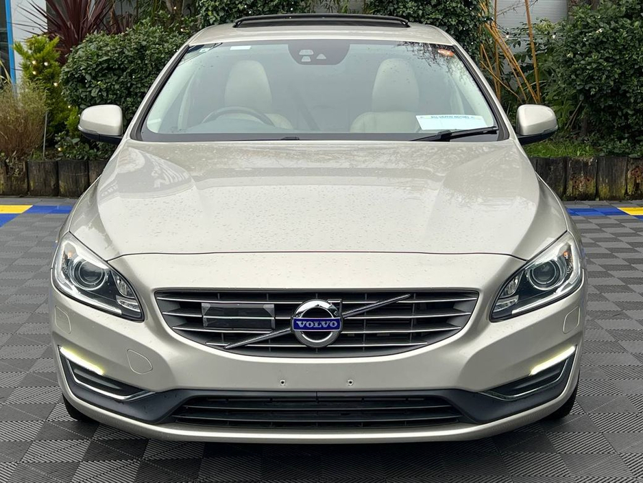 2017 Volvo V60 - image 16