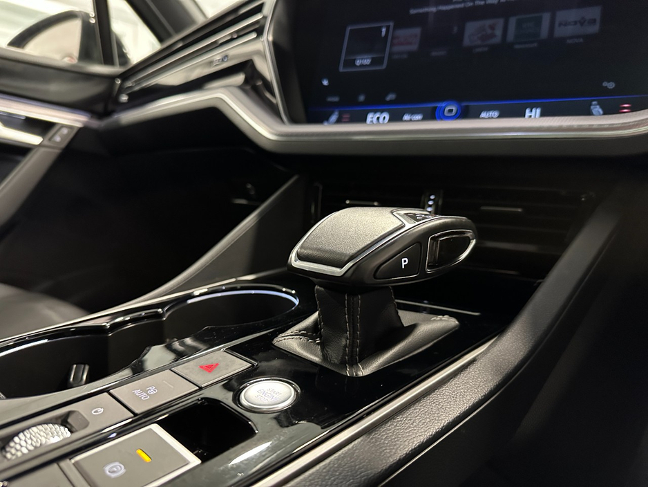 2023 Volkswagen Touareg - image 31