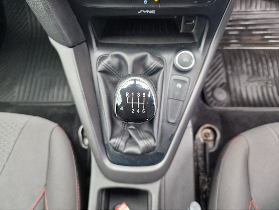 2015 Ford Focus - image 20