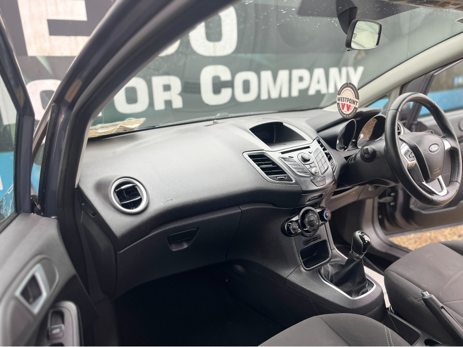 2013 Ford Fiesta - image 9