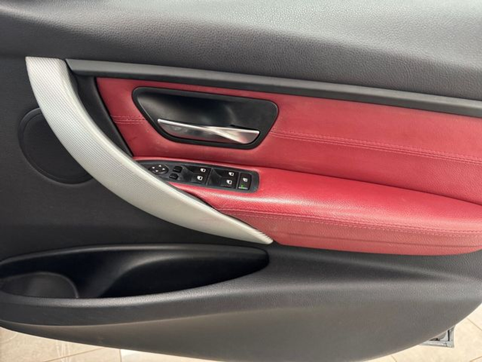 2015 BMW 3 Series - image 12