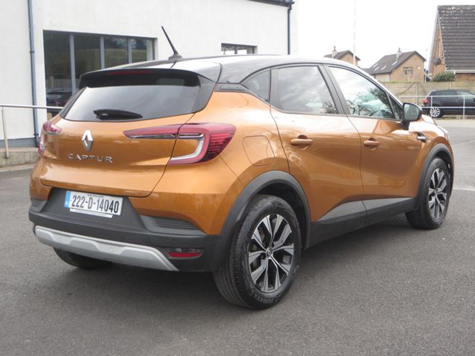 2022 Renault Captur - image 3