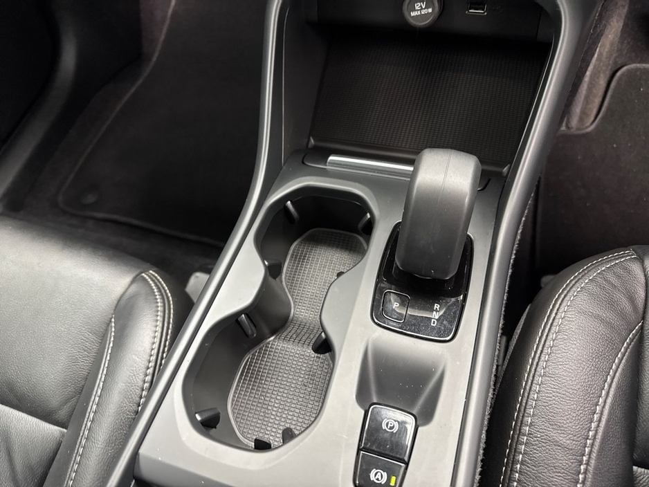2022 Volvo XC40 - image 16