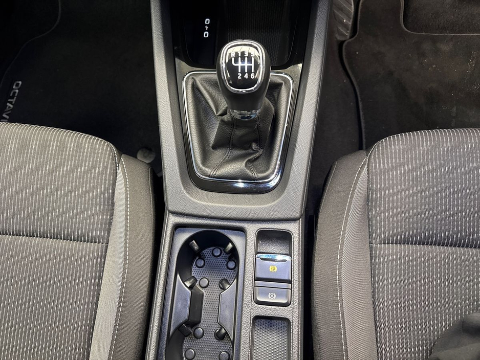 2023 Skoda Octavia - image 16