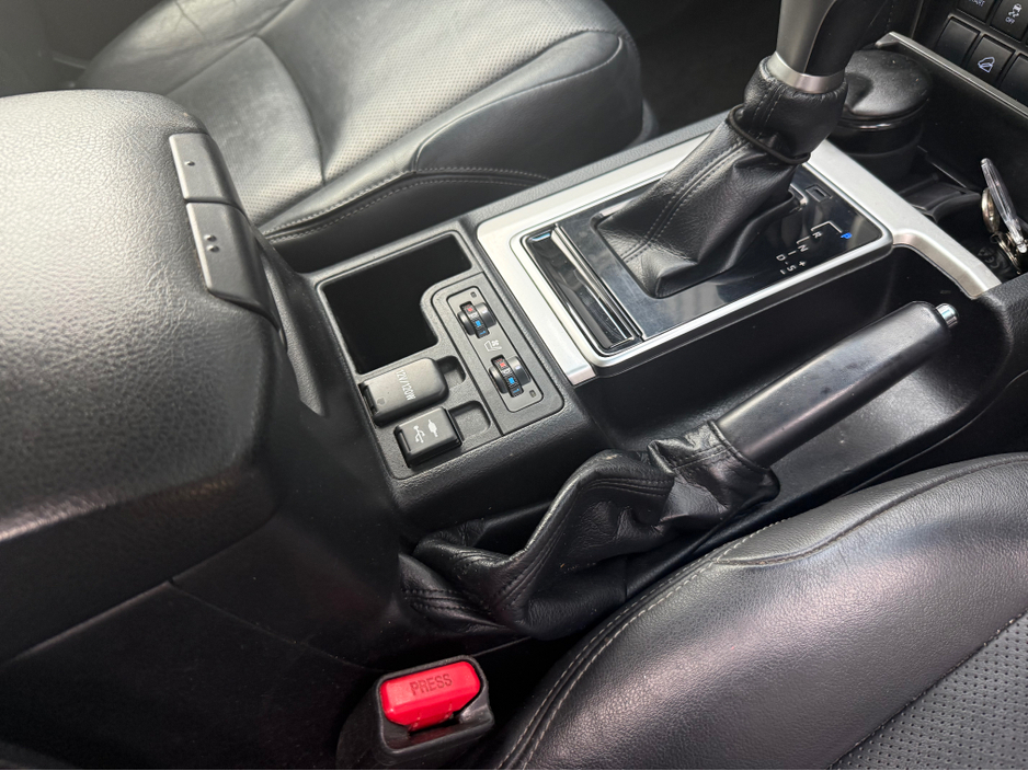 2018 Toyota Landcruiser - image 11